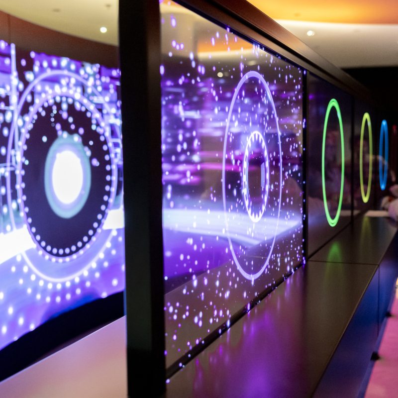 Die Bildschirme der Arena sind aktiv und bunt